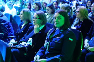 Kobiety w mundurze łagodzą obyczaje