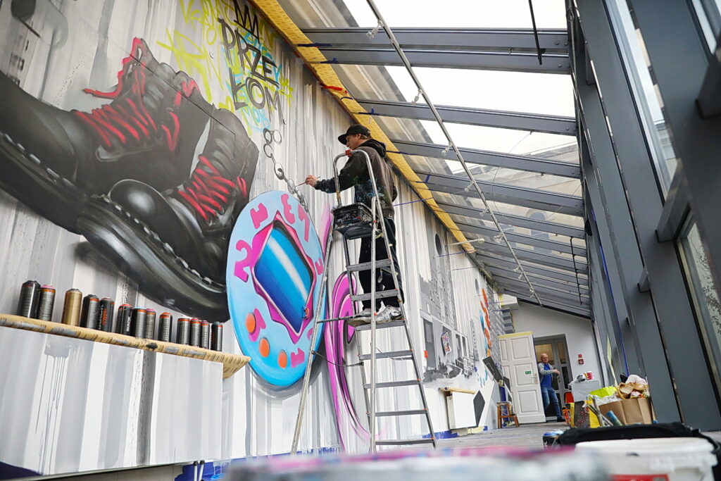 Graffiti towarzyszy nowej wystawie - Radio Kielce