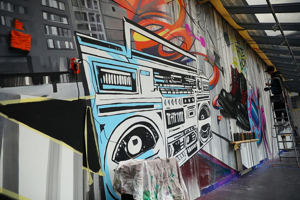 Graffiti towarzyszy nowej wystawie