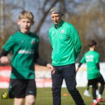 22.03.2026. Kielce. Stadion Orląt Kielce. Trening młodych piłkarzy ze znanymi piłkarzami Pedro Pascullim i Siergiejem Alejnikowem / Fot. Wiktor Taszłow - Radio Kielce