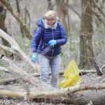 21.03.2026. Kielce. Sprzątanie mikrolasu na Czarnowie / Fot. Wiktor Taszłow - Radio Kielce