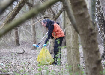 21.03.2026. Kielce. Sprzątanie mikrolasu na Czarnowie / Fot. Wiktor Taszłow - Radio Kielce