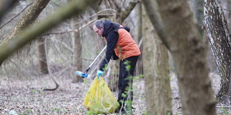 21.03.2026. Kielce. Sprzątanie mikrolasu na Czarnowie / Fot. Wiktor Taszłow - Radio Kielce