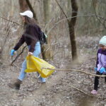 21.03.2026. Kielce. Sprzątanie mikrolasu na Czarnowie / Fot. Wiktor Taszłow - Radio Kielce