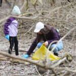 21.03.2026. Kielce. Sprzątanie mikrolasu na Czarnowie / Fot. Wiktor Taszłow - Radio Kielce