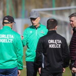 22.03.2026. Kielce. Stadion Orląt Kielce. Trening młodych piłkarzy ze znanymi piłkarzami Pedro Pascullim i Siergiejem Alejnikowem / Fot. Wiktor Taszłow - Radio Kielce