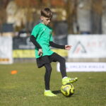 22.03.2026. Kielce. Stadion Orląt Kielce. Trening młodych piłkarzy ze znanymi piłkarzami Pedro Pascullim i Siergiejem Alejnikowem / Fot. Wiktor Taszłow - Radio Kielce