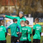 22.03.2026. Kielce. Stadion Orląt Kielce. Trening młodych piłkarzy ze znanymi piłkarzami Pedro Pascullim i Siergiejem Alejnikowem / Fot. Wiktor Taszłow - Radio Kielce