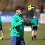 22.03.2026. Kielce. Stadion Orląt Kielce. Trening młodych piłkarzy ze znanymi piłkarzami Pedro Pascullim i Siergiejem Alejnikowem / Fot. Wiktor Taszłow - Radio Kielce