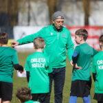 22.03.2026. Kielce. Stadion Orląt Kielce. Trening młodych piłkarzy ze znanymi piłkarzami Pedro Pascullim i Siergiejem Alejnikowem / Fot. Wiktor Taszłow - Radio Kielce