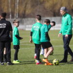 22.03.2026. Kielce. Stadion Orląt Kielce. Trening młodych piłkarzy ze znanymi piłkarzami Pedro Pascullim i Siergiejem Alejnikowem / Fot. Wiktor Taszłow - Radio Kielce