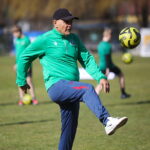 22.03.2026. Kielce. Stadion Orląt Kielce. Trening młodych piłkarzy ze znanymi piłkarzami Pedro Pascullim i Siergiejem Alejnikowem / Fot. Wiktor Taszłow - Radio Kielce