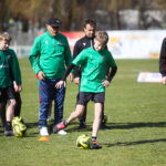 22.03.2026. Kielce. Stadion Orląt Kielce. Trening młodych piłkarzy ze znanymi piłkarzami Pedro Pascullim i Siergiejem Alejnikowem / Fot. Wiktor Taszłow - Radio Kielce
