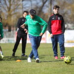22.03.2026. Kielce. Stadion Orląt Kielce. Trening młodych piłkarzy ze znanymi piłkarzami Pedro Pascullim i Siergiejem Alejnikowem / Fot. Wiktor Taszłow - Radio Kielce
