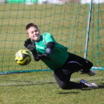 22.03.2026. Kielce. Stadion Orląt Kielce. Trening młodych piłkarzy ze znanymi piłkarzami Pedro Pascullim i Siergiejem Alejnikowem / Fot. Wiktor Taszłow - Radio Kielce