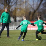 22.03.2026. Kielce. Stadion Orląt Kielce. Trening młodych piłkarzy ze znanymi piłkarzami Pedro Pascullim i Siergiejem Alejnikowem / Fot. Wiktor Taszłow - Radio Kielce