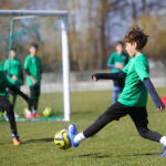 22.03.2026. Kielce. Stadion Orląt Kielce. Trening młodych piłkarzy ze znanymi piłkarzami Pedro Pascullim i Siergiejem Alejnikowem / Fot. Wiktor Taszłow - Radio Kielce