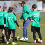 22.03.2026. Kielce. Stadion Orląt Kielce. Trening młodych piłkarzy ze znanymi piłkarzami Pedro Pascullim i Siergiejem Alejnikowem / Fot. Wiktor Taszłow - Radio Kielce