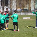 22.03.2026. Kielce. Stadion Orląt Kielce. Trening młodych piłkarzy ze znanymi piłkarzami Pedro Pascullim i Siergiejem Alejnikowem / Fot. Wiktor Taszłow - Radio Kielce