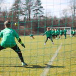 22.03.2026. Kielce. Stadion Orląt Kielce. Trening młodych piłkarzy ze znanymi piłkarzami Pedro Pascullim i Siergiejem Alejnikowem / Fot. Wiktor Taszłow - Radio Kielce