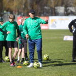 22.03.2026. Kielce. Stadion Orląt Kielce. Trening młodych piłkarzy ze znanymi piłkarzami Pedro Pascullim i Siergiejem Alejnikowem / Fot. Wiktor Taszłow - Radio Kielce