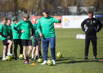 22.03.2026. Kielce. Stadion Orląt Kielce. Trening młodych piłkarzy ze znanymi piłkarzami Pedro Pascullim i Siergiejem Alejnikowem / Fot. Wiktor Taszłow - Radio Kielce