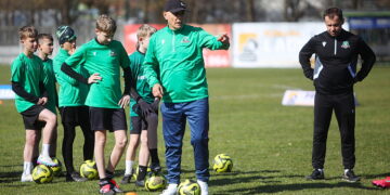 22.03.2026. Kielce. Stadion Orląt Kielce. Trening młodych piłkarzy ze znanymi piłkarzami Pedro Pascullim i Siergiejem Alejnikowem / Fot. Wiktor Taszłow - Radio Kielce