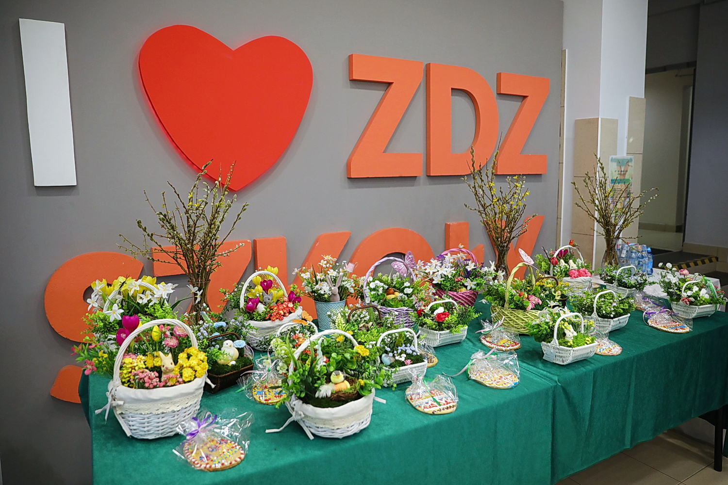 Charytatywny kiermasz w ZDZ. Uczniowie wspierają hospicjum