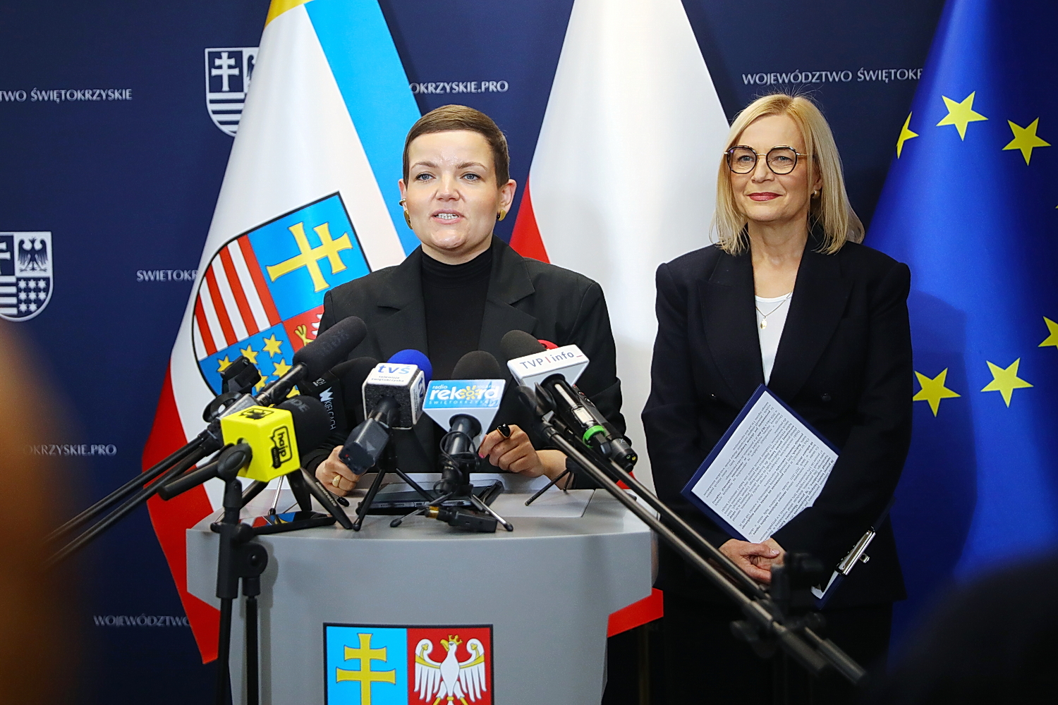 Marta Cienkowska, ministra kultury i dziedzictwa narodowego oraz Renata Janik, marszałek województwa świętokrzyskiego podpisały w piątek (27 marca) porozumienie dotyczące Teatru im. Stefana Żeromskiego w Kielcach / Fot. Wiktor Taszłow – Radio Kielce