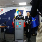 Marta Cienkowska, ministra kultury i dziedzictwa narodowego oraz Renata Janik, marszałek województwa świętokrzyskiego podpisały w piątek (27 marca) porozumienie dotyczące Teatru im. Stefana Żeromskiego w Kielcach / Fot. Wiktor Taszłow – Radio Kielce