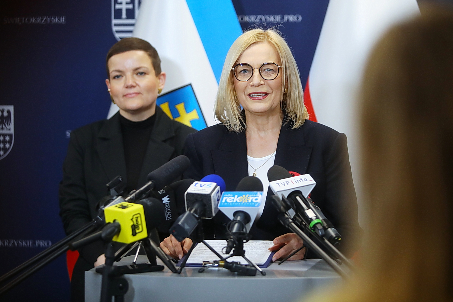 Marta Cienkowska, ministra kultury i dziedzictwa narodowego oraz Renata Janik, marszałek województwa świętokrzyskiego podpisały w piątek (27 marca) porozumienie dotyczące Teatru im. Stefana Żeromskiego w Kielcach / Fot. Wiktor Taszłow – Radio Kielce