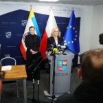 Marta Cienkowska, ministra kultury i dziedzictwa narodowego oraz Renata Janik, marszałek województwa świętokrzyskiego podpisały w piątek (27 marca) porozumienie dotyczące Teatru im. Stefana Żeromskiego w Kielcach / Fot. Wiktor Taszłow – Radio Kielce