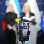 Marta Cienkowska, ministra kultury i dziedzictwa narodowego oraz Renata Janik, marszałek województwa świętokrzyskiego podpisały w piątek (27 marca) porozumienie dotyczące Teatru im. Stefana Żeromskiego w Kielcach / Fot. Wiktor Taszłow – Radio Kielce