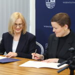 Marta Cienkowska, ministra kultury i dziedzictwa narodowego oraz Renata Janik, marszałek województwa świętokrzyskiego podpisały w piątek (27 marca) porozumienie dotyczące Teatru im. Stefana Żeromskiego w Kielcach / Fot. Wiktor Taszłow – Radio Kielce