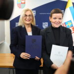 Marta Cienkowska, ministra kultury i dziedzictwa narodowego oraz Renata Janik, marszałek województwa świętokrzyskiego podpisały w piątek (27 marca) porozumienie dotyczące Teatru im. Stefana Żeromskiego w Kielcach / Fot. Wiktor Taszłow – Radio Kielce