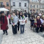 Siedmiometrowa palma na sandomierskiej starówce - Radio Kielce 29.03.2026. Sandomierz. Niedziela palmowa / Fot. Grażyna Szlęzak-Wójcik - Radio Kielce