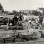 Kielce. Ulica Targowa. Lata 1965-1969. Targowisko w miejscu obecnego parkingu przed urzędem wojewódzkim / / źródło: fotopolska.eu; fot. Andrzej Wyczałkowski