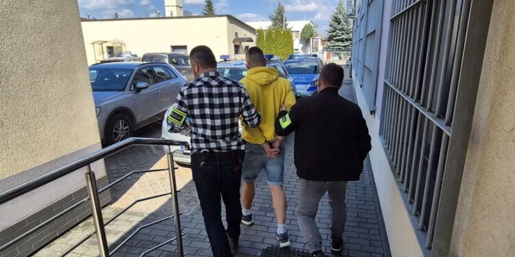 Narkotyki i kradziony motocykl. Trzy osoby zatrzymane