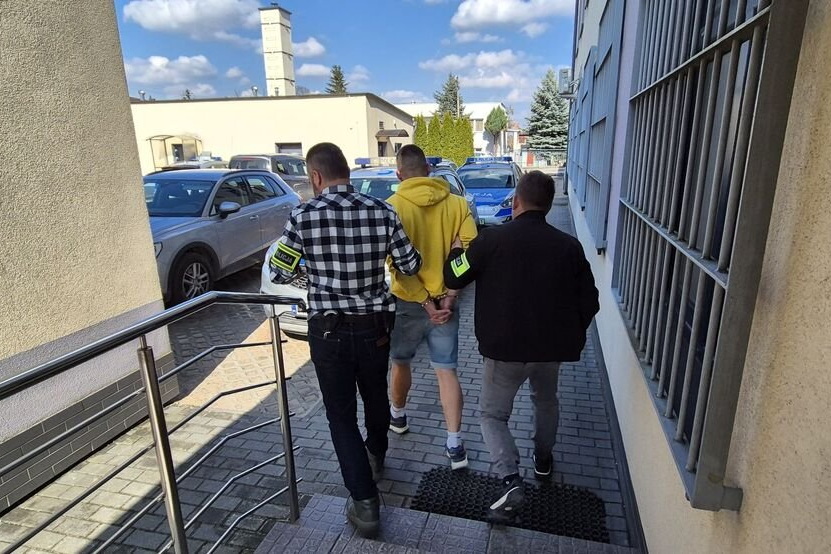 Narkotyki i kradziony motocykl. Trzy osoby zatrzymane