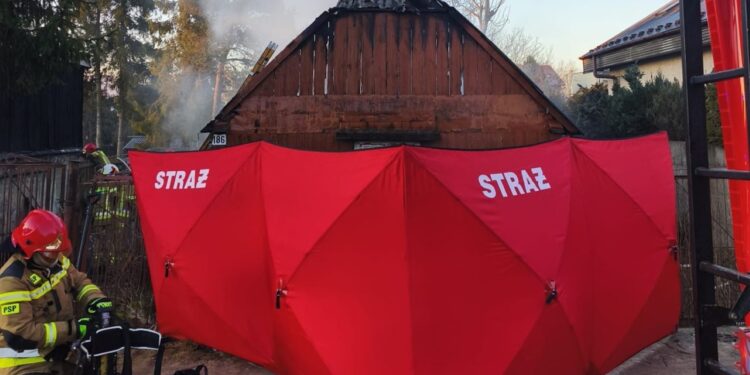 Tragiczny pożar pustostanu - Radio Kielce 04.03.2026. Skarżysko-Kamienna. Pożar / Fot. PSP Skarżysko-Kamienna