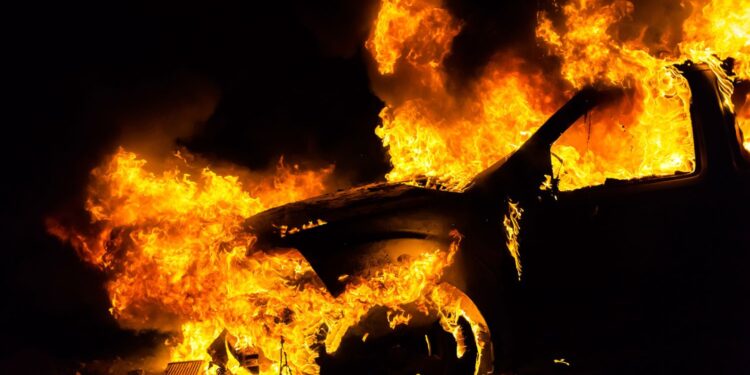 Sprawcy podpalenia samochodu zatrzymani - Radio Kielce Sprawcy podpalenia samochodu zatrzymani