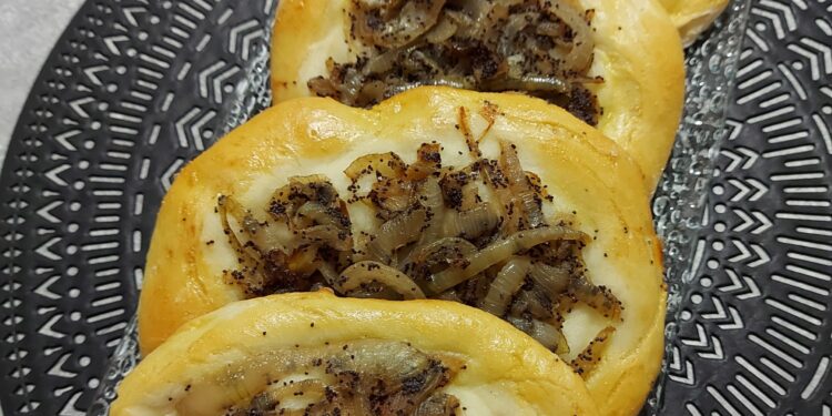 Cebularz – potrawa znana u nas od ponad stu lat - Radio Kielce Cebularz – potrawa znana u nas od ponad stu lat