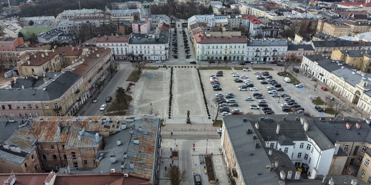Ogromne pieniądze na obronność. Będzie parking pod Placem Wolności i remont lotniska - Radio Kielce 23.03.2026. Kielce. Plac Wolności / Fot. Jarosław Kubalski - Radio Kielce