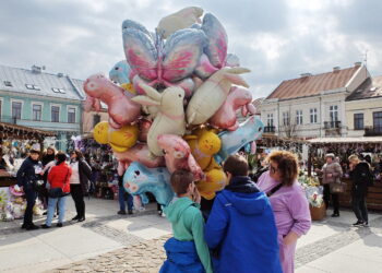 W centrum Kielc czuć zbliżające się Święta Wielkanocne - Radio Kielce 28.03.2026 Kielce. Kiermasz wielkanocny na Rynku / Fot. Jarosław Kubalski - Radio Kielce