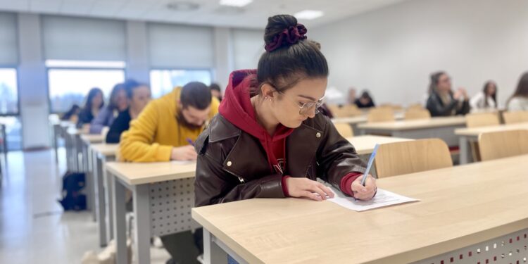 Dezinformacja na dyktandzie. Zadanie było nienajłatwiejsze