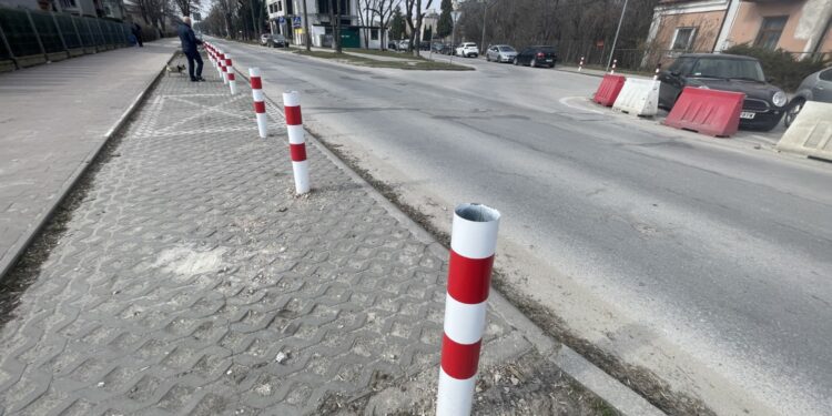 Słupki niezgody przy kieleckich ulicach