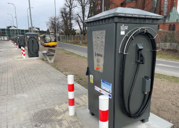 25.03.2026. Kielce. Instalacja ładowarek na dworcu autobusowym / Fot. Wiktor Taszłow - Radio Kielce