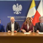 10.03.2026. Kielce. Podpisanie umów z jednostkami samorządu terytorialnego na dofinansowanie w ramach Rządowego Funduszu Rozwoju Dróg na 2026 rok z powiatem ostrowieckim i Ostrowcem Świętokrzyskim / Fot. Iwona Murawska-Bujnowicz - Radio Kielce