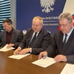 10.03.2026. Kielce. Podpisanie umów z jednostkami samorządu terytorialnego na dofinansowanie w ramach Rządowego Funduszu Rozwoju Dróg na 2026 rok z powiatem ostrowieckim i Ostrowcem Świętokrzyskim / Fot. Iwona Murawska-Bujnowicz - Radio Kielce
