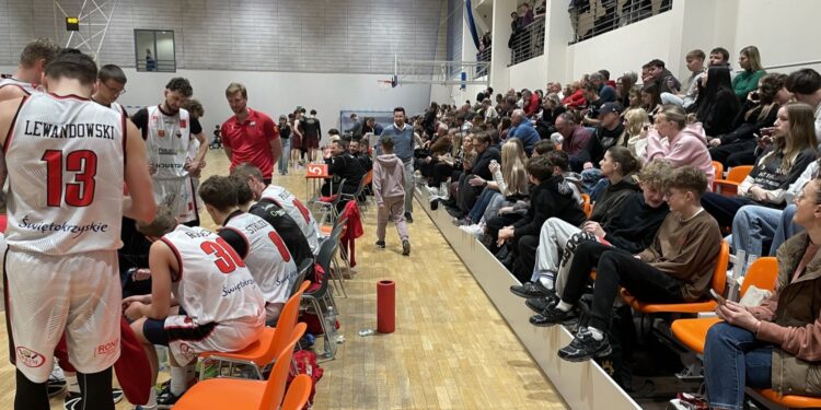 18.03.2026. Kielce. II liga koszykarzy. UJK Kielce - pempaVita Resovia Rzeszów / Fot. Kamil Król - Radio Kielce